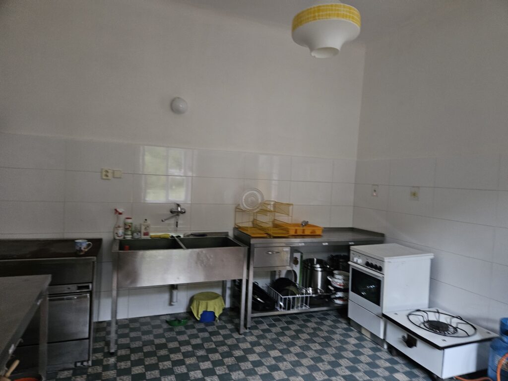Nově vykachličkovaná a vymalovaná kuchyň na faře v Travné