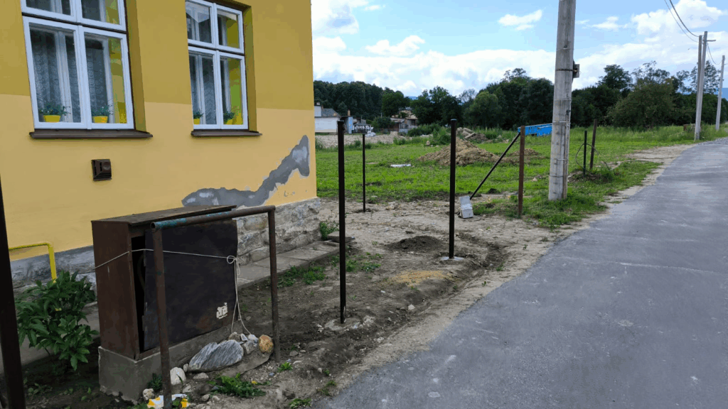 Nově zabetonované sloupky plotu