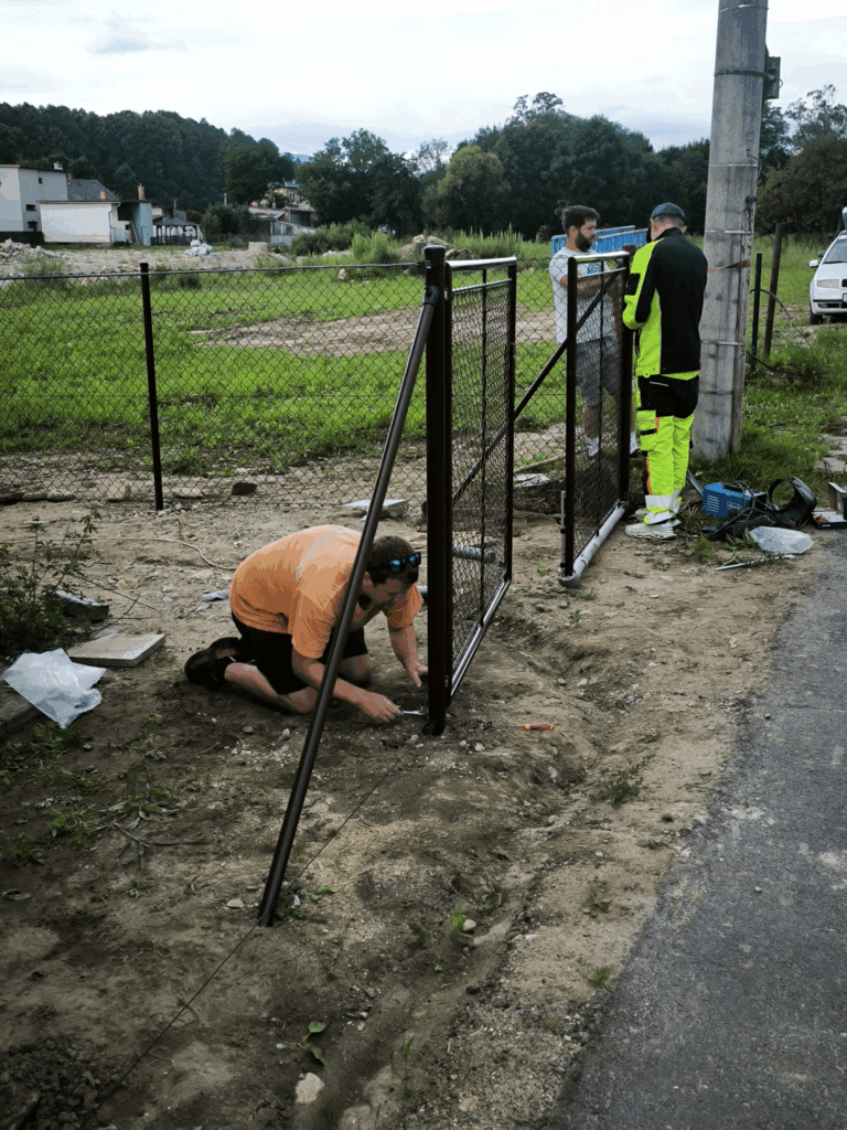 Práce na novém plotě - natahování pletiva a instalace brány